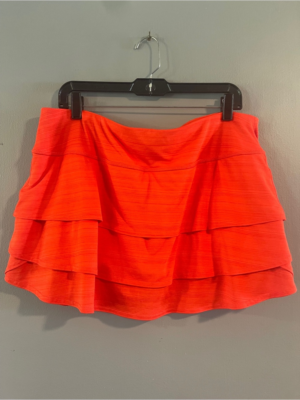 Athleta Swagger tiered skirt Neon red orange size XL